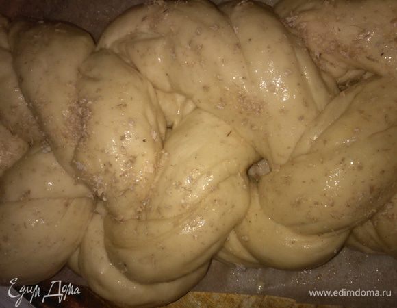 Противень застелить пергаментом и перенести косу на него. Если вам удобно, можете плести косу сразу на противне. Мне так не удобно! Оставляем на расстойке 30 минут. Потом соединяем желток с молоком и смазываем всю хлебную косу, обсыпаем сверху отрубями. Духовку включить на 190 градусов. Ставим противень с хлебом в духовку на 50 минут (следите за своей духовкой).