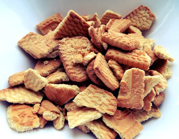 Для тёмного шоколадного слоя возьмём рассыпчатое печенье и измельчим его в крошку.