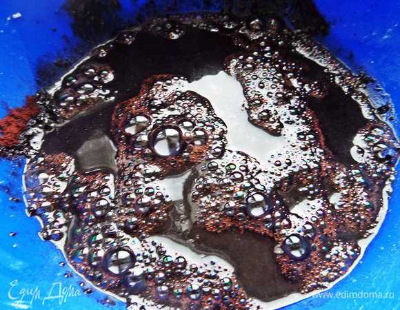 Влить горячую воду и немного ароматного рома или бальзама (по желанию). Перемешать.