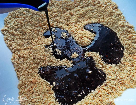 Вылить, не остужая, в крошку из печенья.