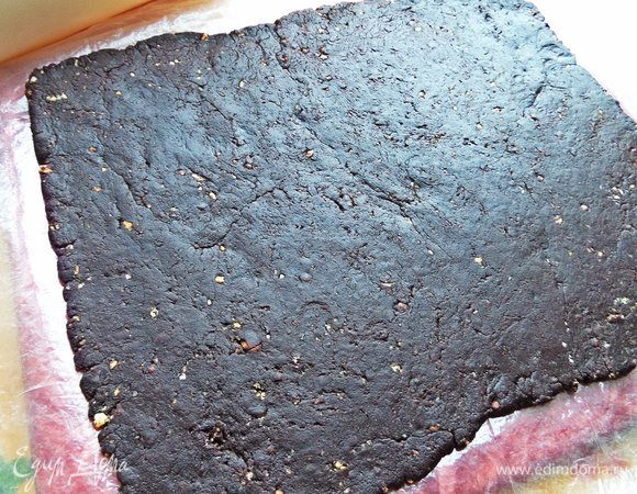 Мягкую тёплую массу разминаем по плотной плёнке, потом прокатываем слегка скалкой (если скалка пластиковая, за деревянную не ручаюсь, что не прилипнет!). Я нашла плотный пакет и разрезала его на две половинки, получилось 2 прямоугольника. Плёнку я на всякий случай смазала чайной ложкой растительного масла без запаха.