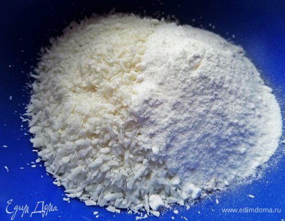 Для белого сливочного слоя смешиваем кокосовую стружку с пудрой и ванилью.