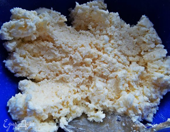 Эта масса не такая податливая, липнет к рукам.