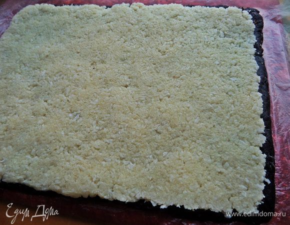 Для сборки рулета я проделала такой трюк: быстрым движением рук перевернула белый пласт на тёмным кокосом вниз и аккуратно сняла плёнку (хорошо снялась!).