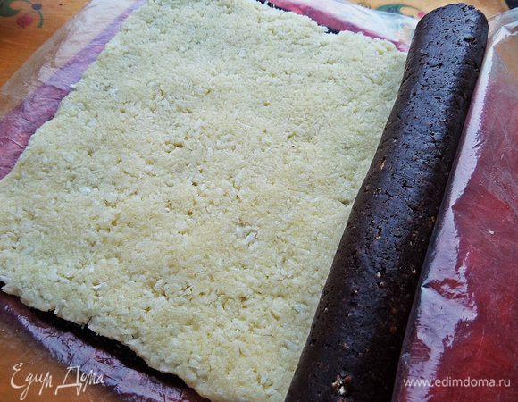 Теперь скатываем пласты в рулет, отодвигая плёнку и слегка прижимая по всей длине. Пустот при разрезе не должно быть!