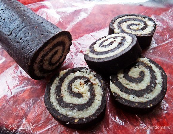 Теперь достаём и острым ножом отрезаем (вернее пропиливаем без усилий) кусочки-порции от рулета толщиной в 1 см. Держим рулет в холодильнике.