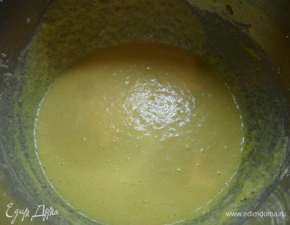 Взбить на маленькой скорости мягкое сливочное масло с сахаром. Продолжая взбивать, ввести по одному яйца.