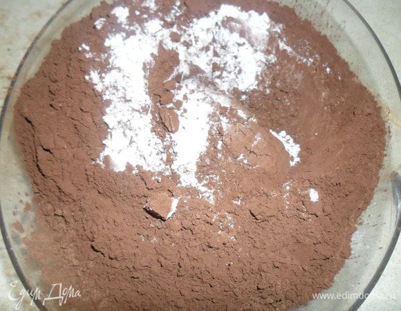 Муку и какао просеять и смешать. 