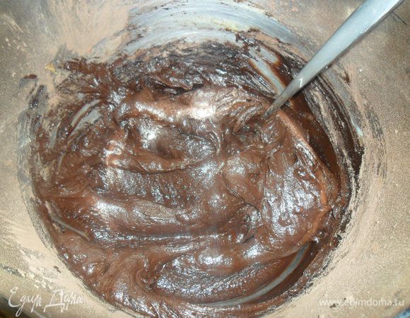 И по ложечке добавить к массе, продолжая взбивать. Когда вся мука с какао введется, хорошо все перемешать еще раз.