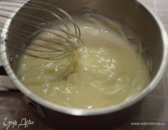 Перелить молочно-яичную массу обратно в сотейник, вернуть на огонь и варить на среднем огне приблизительно 2 минуты, постоянно перемешивая, чтобы желтки не свернулись, до загустения. 
