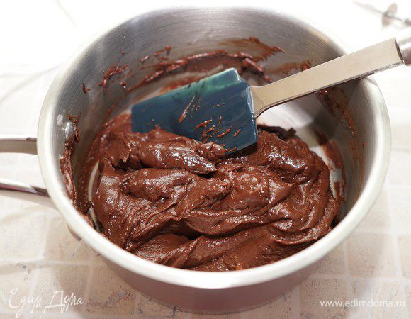 Снять с огня и добавить поломанный на кусочки тёмный шоколад. Перемешать лопаткой до однородности. Накрыть пищевой пленкой посуду с кремом в контакте с поверхностью крема, чтобы на креме не образовывалась корочка и не выступил конденсат. Охладить до комнатной температуры.