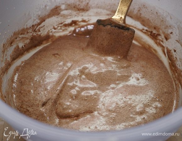 Добавить просеянные муку, разрыхлитель и какао-порошок. Аккуратно вмешать лопаткой движениями снизу-вверх.