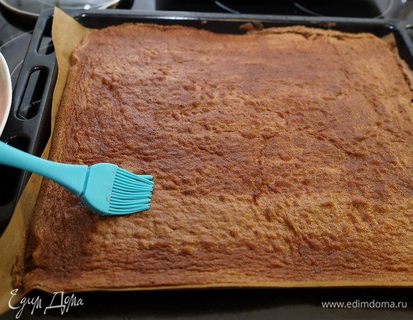 Корж остудить до чуть теплого состояния. Пропитать ликером или сиропом. У меня сироп из коктейльной вишни.
