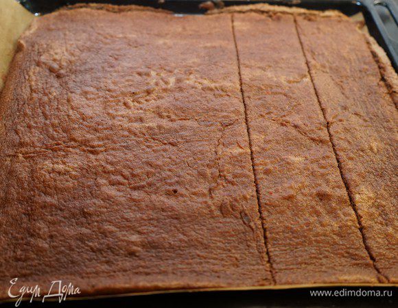 Разрезать бисквит на 3 части. Одна часть большая 30 на 22 см, и две части «донышки» нашего рулета 7 на 30 см. 