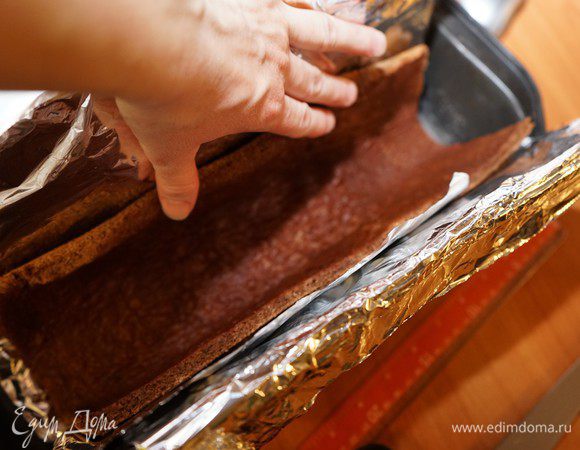 Уложила в нее пропитанный корж.