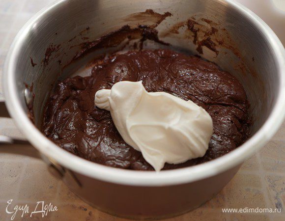 Доделаем шоколадный мусс - шоколадный крем как раз остыл. Взбить охлажденные сливки (175 грамм) до устойчивости и подмешать их в крем.