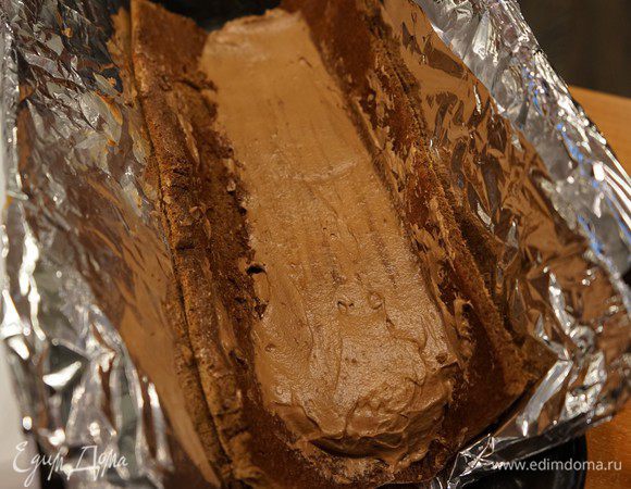 Уложить ¾ мусса на корж, разровнять. Остальной мусс убрать в холодильник.