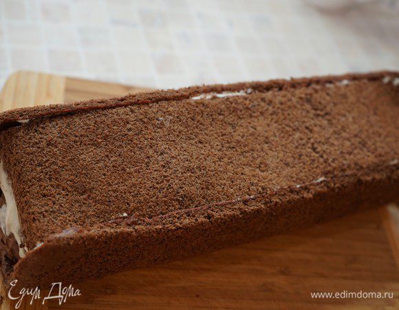 Накрыть второй полоской бисквита. Осторожно прижать коржи к крему, приклеивая донышко. Рулет хорошо охладить.