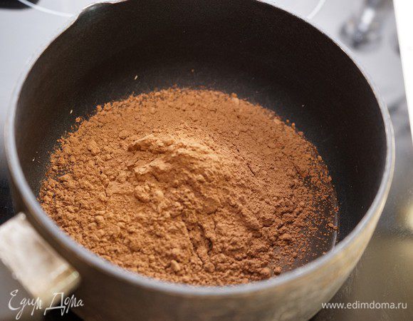 Перед подачей полить глазурью. Глазурь следует готовить непосредственно перед глазировкой. 
Залить пластину желатина водой. В небольшом сотейнике хорошо перемешать сахар, воду и какао, до растворения сахара. Довести смесь до кипения. 