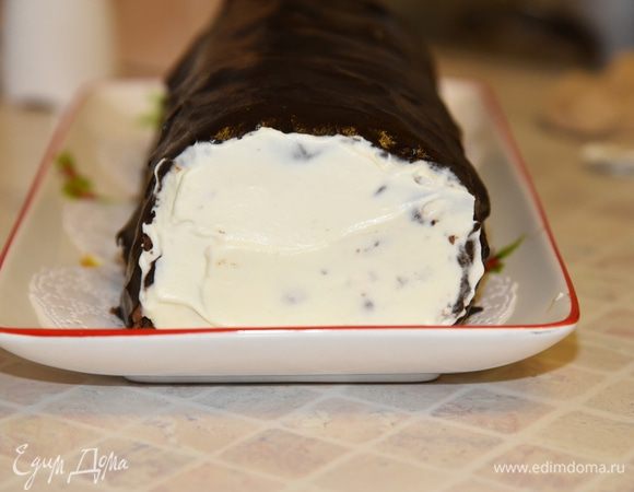 После того, как шоколад хорошо застыл, отделить его от файлика и приклеить на торцы рулета на оставленные сливки. 