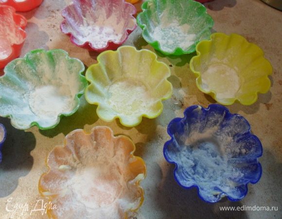 Смазать формочки сливочным маслом и присыпать мукой, так тортино при выпечке не подгорит.