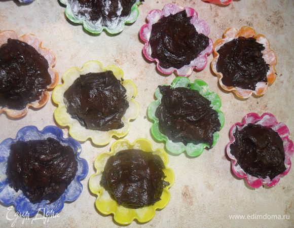 Выложить массу в формочки и !!!! отправить в морозильник на 10 часов. Вечером делаем - утром выпекаем, и к чашечке кофе готов вкуснейший десерт.