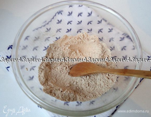 Гречишную муку и разрыхлитель просеять, смешать с отрубями и ванилином.