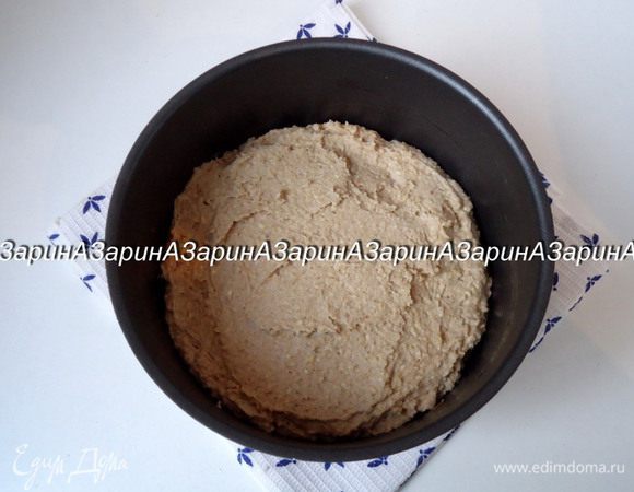 Выложить тесто в форму d = 18 см, смазанную маслом. Выпекать пирог в заранее разогретой духовке до 180 градусов, 30 минут.