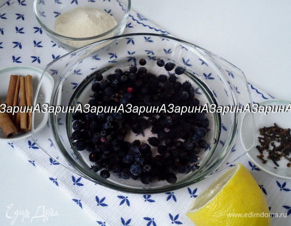 Для глега в кастрюльку с водой опустить ягоду, две палочки корицы и гвоздику. Для вкуса и аромата я решила добавить по небольшой горсти смородины и черники, а так же немного цедры лимона.