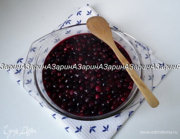 Поставить на огонь, довести до кипения и дать покипеть на медленном огне в течение 10 минут.