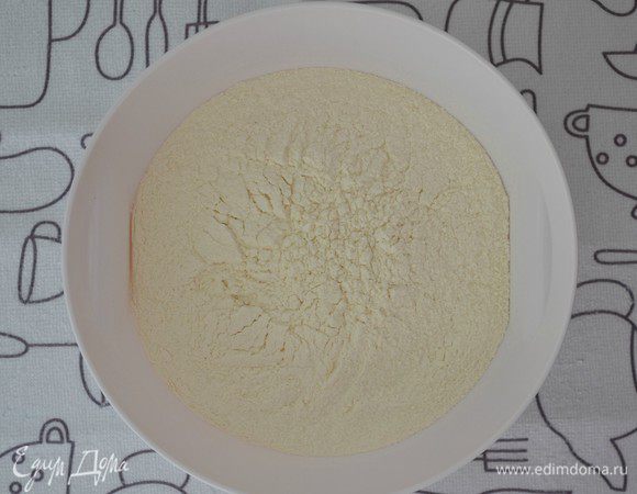 Муку просеять с ванилином.