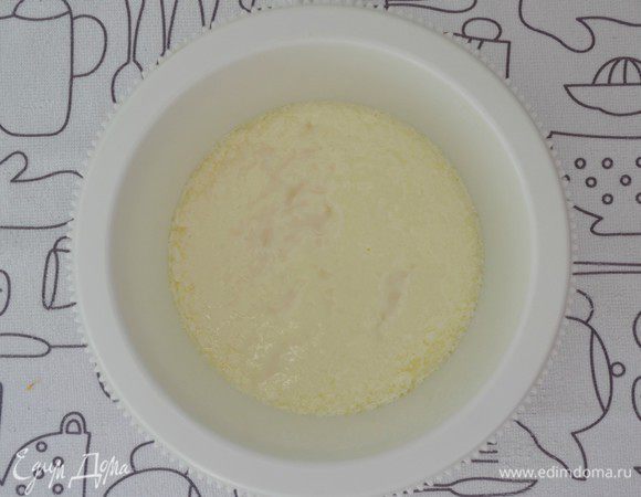 Кефир смешать с содой, дать постоять 10 минут.