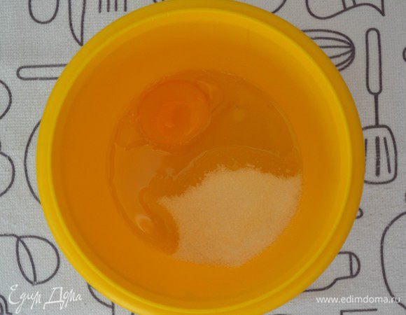 Яйцо взбить с солью и сахаром, добавить масло.