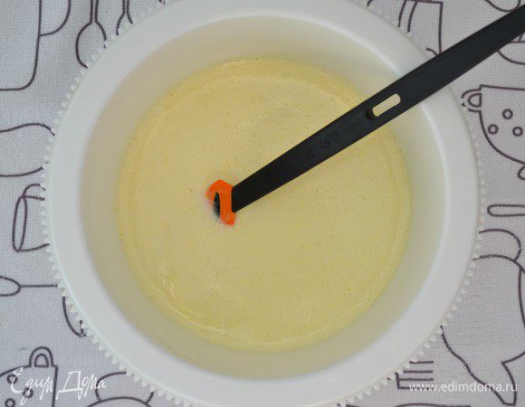 Яичную смесь соединить с кефиром. Аккуратно смешать.