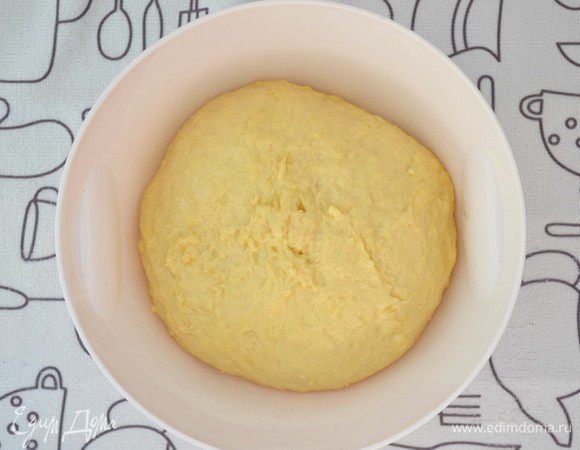 Тесто не должно быть тяжелым. Если сильно липнет к рукам, смажьте его растительным маслом.