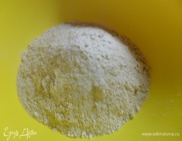 Смешать в глубокой миске  два вида муки, овсяные хлопья, разрыхлитель, соль. 