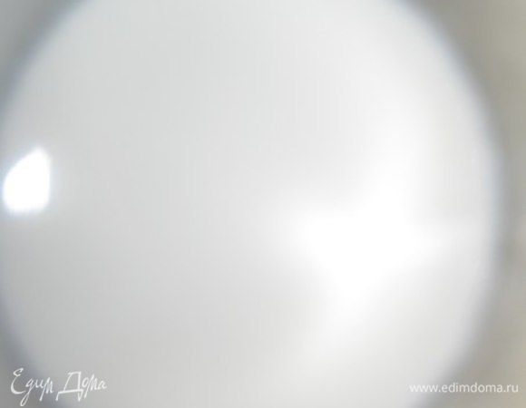 Нагреваем 200 мл. сливок, добавляем 15 гр сахара, размешиваем, нагреваем и варим на слабом огне 10-15 минут, постоянно помешивая. Вливаем молоко с желатином. Прогреваем, постоянно помешивая до 70 градусов (не доводить до кипения). Снимаем с огня, добавить ванилин.
