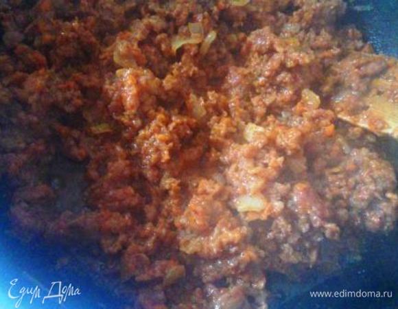 Добавить томатную пасту, хорошо перемешать.