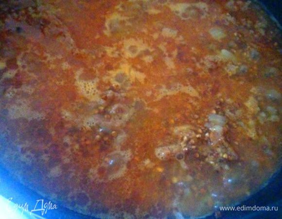 Всыпать гречку и залить кипящей водой так, чтобы она немного ее покрывала (примерно 2:1), добавить лавровый лист, посолить поперчить.