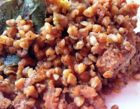 Готовить под крышкой на медленном огне до впитывания жидкости.
В готовую гречку добавить мелко нарезанный чеснок (или выдавить из чеснокодавки), перемешать и подавать!