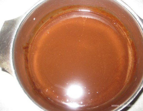 Нагреть оставшееся молоко и разломать туда горький шоколад. Добавить сахар. Перемешать. Сахар и шоколад должны раствориться.
Снять с огня и добавить желатин. Перемешать. Подогреть до 70 градусов.
Шоколадную смесь охладить, чтобы горячей не наливать на уже остывший белый слой. И снова поставить в холодильник для охлаждения на пару часов.