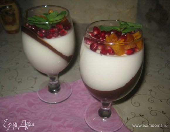 Оставшуюся молочную смесь я потом чуть подогрела и долила в бокалы. Уже поставила их ровно застывать в холодильник.
Перед подачей украсить фруктами.
Желаю Всем любви и романтического настроения!