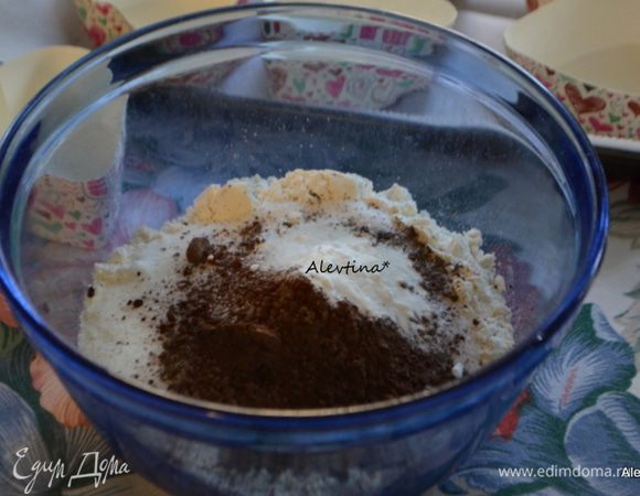 Разогреть духовку до 180 гр. Если используете большую форму, то ее необходимо смазать маслом. Смешать все сухие ингредиенты в емкости.

