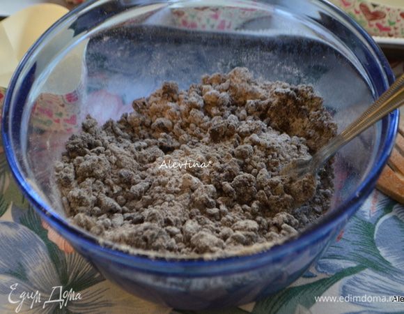 Проделать три дырочки в смешанных сухих ингредиентах ложкой, в одну положить ванильный экстракт, во вторую - уксус  и в третью - растительное масло, смешать все вместе. Добавить молоко, смешать.
