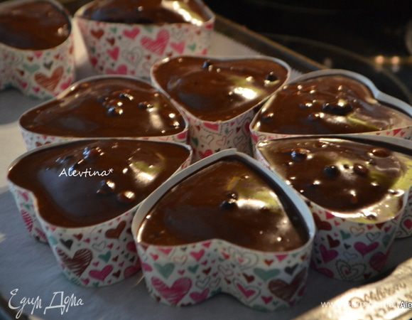 Шоколадные капли растопить со сливками на среднем или медленном огне.  Полить шоколадной глазурью сердечки, поставить в холодильник на 1 час.