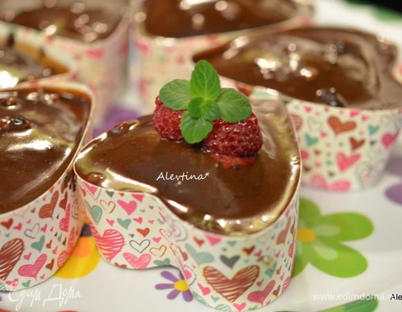 Украшаем по желанию ягодами и мятой. Приятного вам праздника.
