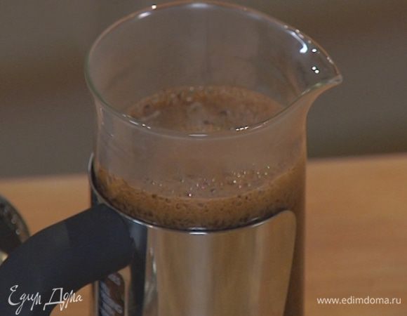 Молотый кофе всыпать во френч-пресс, залить 100 мл кипятка и дать завариться.