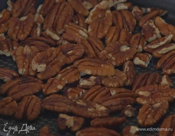 Разогреть сковороду и подсушивать орехи 2–3 минуты.