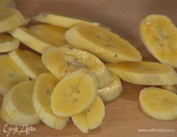 Бананы почистить и нарезать наискосок тонкими ломтиками.
