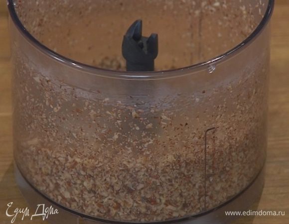 Орехи измельчить в блендере в мелкую крошку.